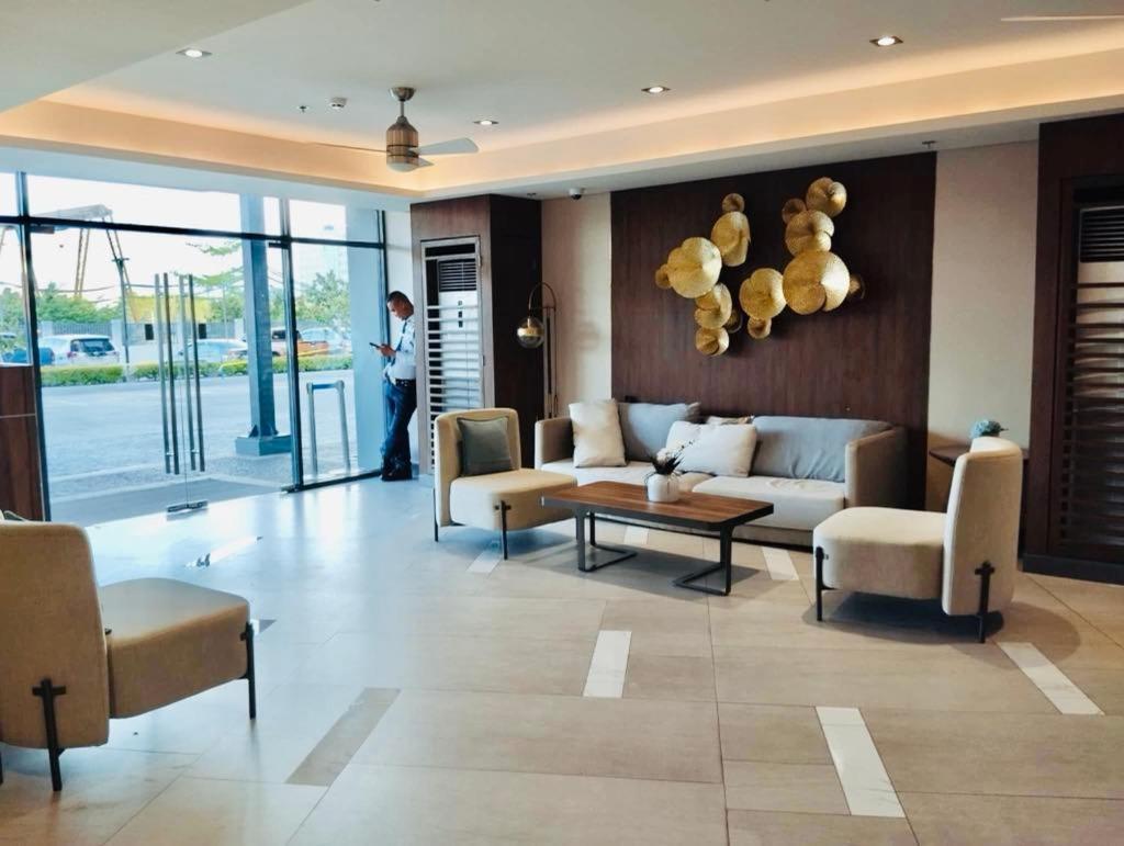 Rj Elite Escape 2Br Condo W Balcony Near Sm Iloilo Exterior foto